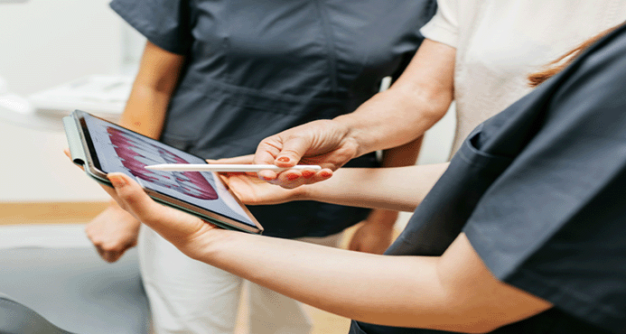 Tres personas mirando atentamente una tableta