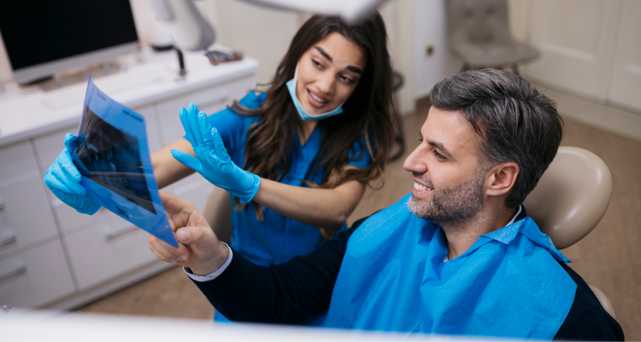 Dentista explicando una radiografía a un paciente