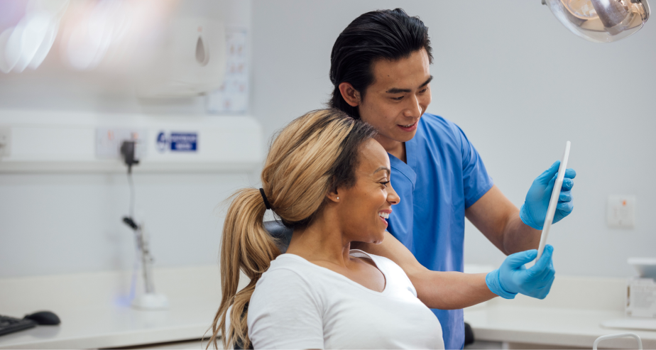Dentista explicando una radiografía a un paciente
