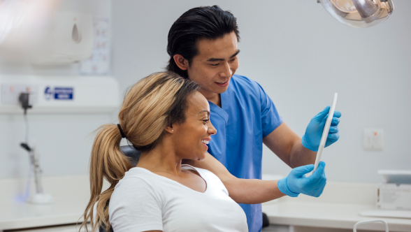 Dentista explicando una radiografía a un paciente
