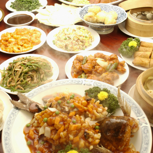 Platos de comida variada sobre la mesa