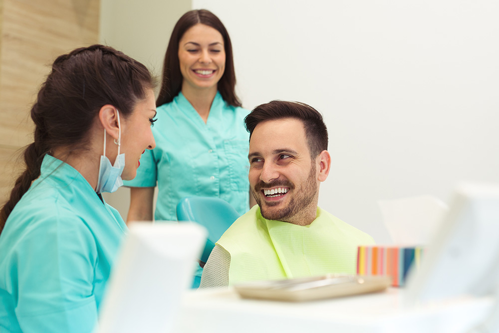 Paciente con tratamiento dental sonriendo