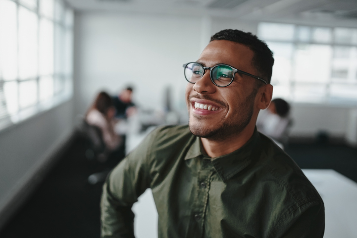Hombre con gafas mostrando una sonrisa blanca