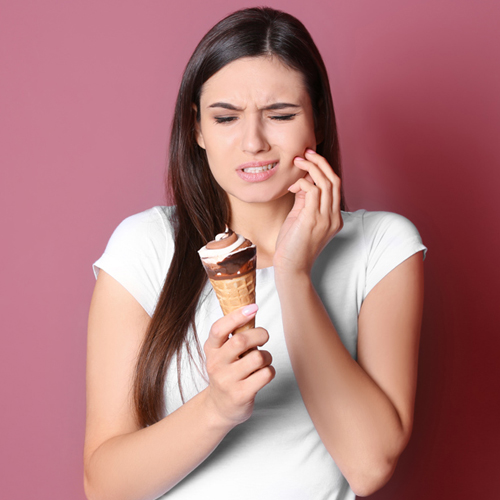 Mujer con sensibilidad y un helado