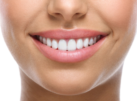 Acercamiento a mujer sonriendo con dientes blancos